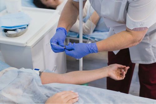 Врач ставит капельницу