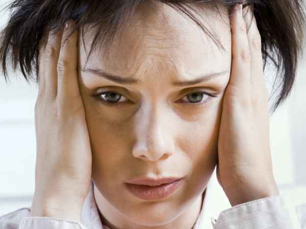 Девушка держится за голову